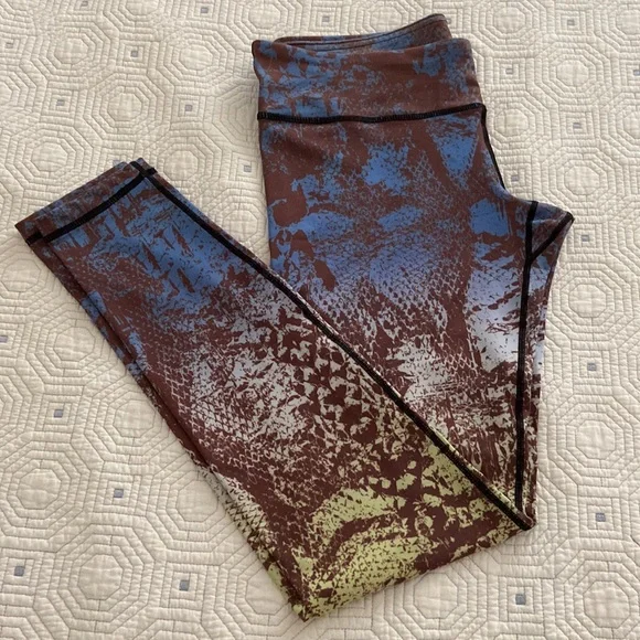 Bundle-VM/MV leggings & bra. Leggings size L, No tag, top size medium. Like new - Picture 5 of 10